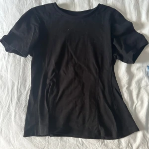 Svart t-shirt - Figursydd T-shirt från Kappahl 