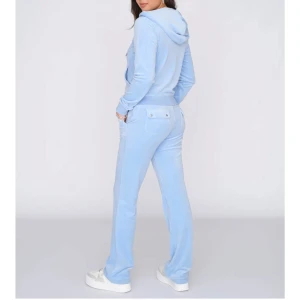 Juicy Catore  - Säljer mina superfina blåa juicy byxor. Den är sparsamt använda och har ingen defekt. Storlek Xs. Pris kan sänkas vid snabb affär!❤️ hör av er vid frågor eller funderingar 