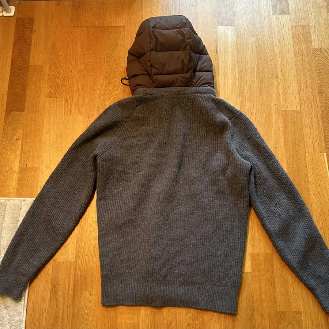 Grå stickad tröja med huva från Massimo Dutti - 1
