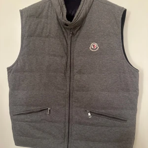 Moncler  - Moncler genrad guibotto, storlek 5 passar Xl bra. Super fint skick. Pris 2290kr. 