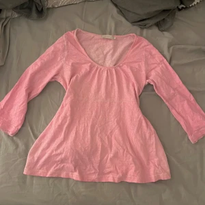 rosa volang topp - så fin rosa vintage tröja som svänger ut vid midjan, stl M men passar mig som har xs/s, toppen skick! trekvarts ärmar 💗