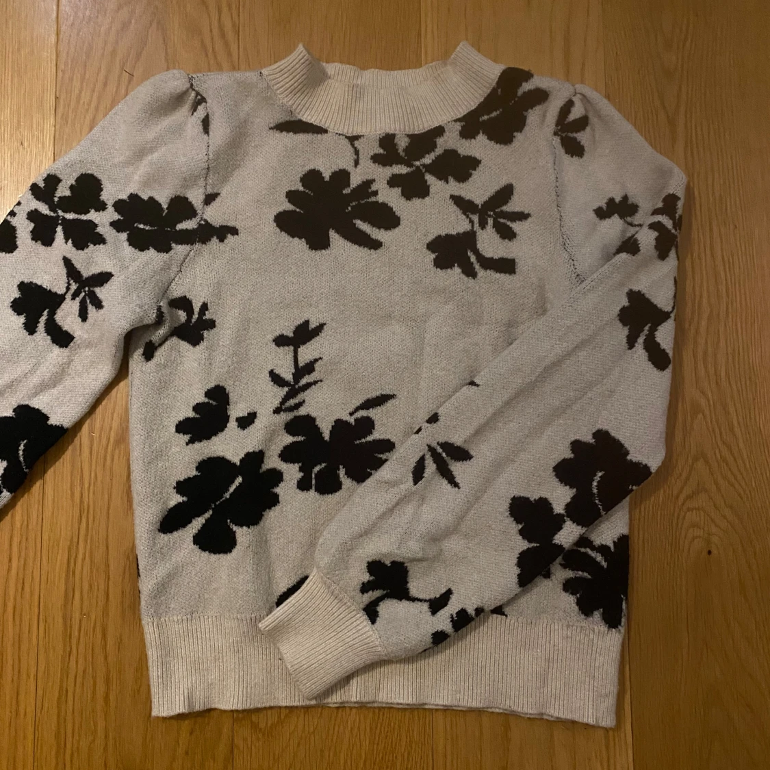 Beige tröja med blommönster från VILA