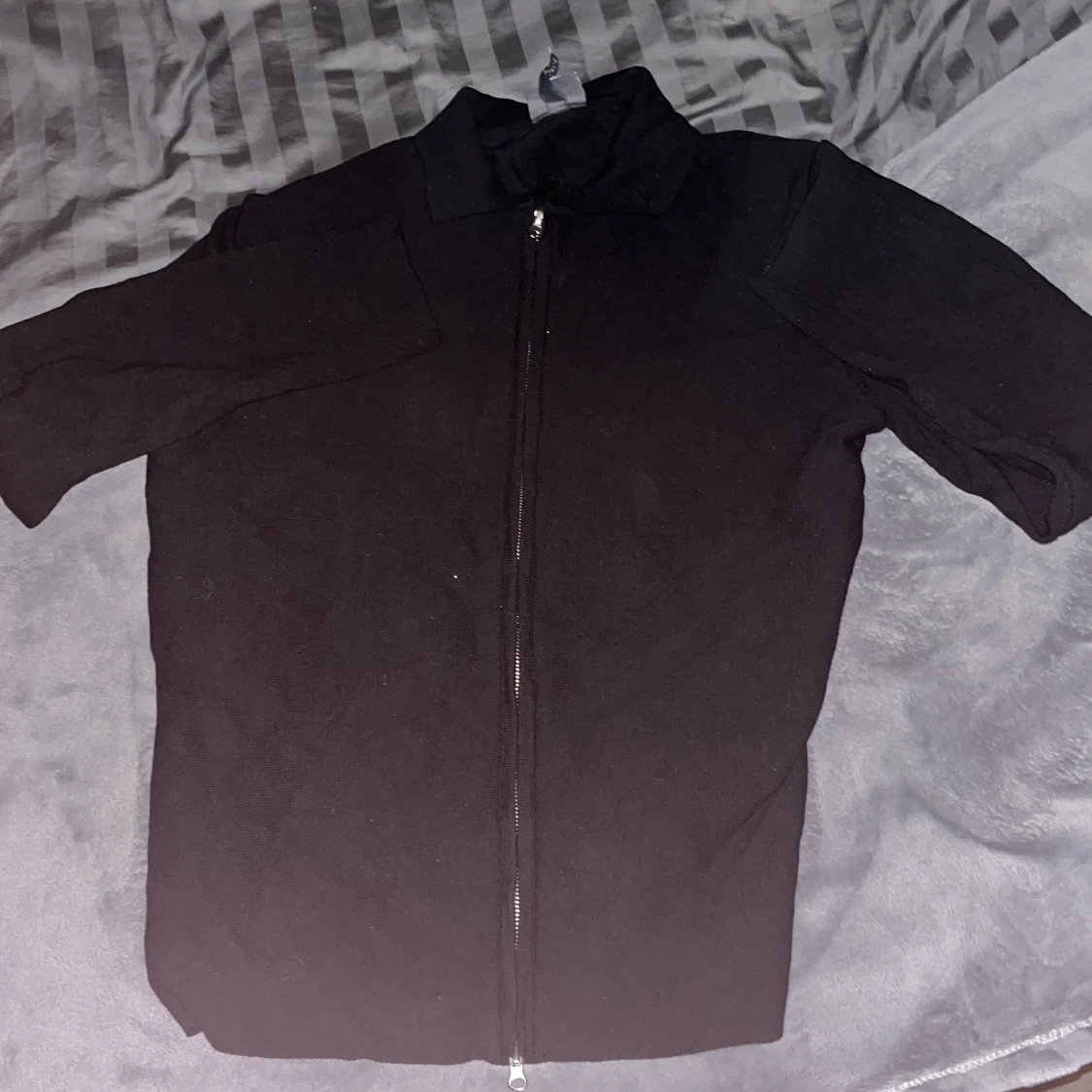 Svart kofta med dragkedja