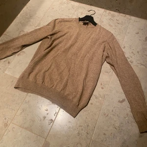 Beige tröja från Oscar Jacobson - Säljer en stilren beige tröja från Oscar Jacobson. Tröjan är i storlek S och passar perfekt på mig som är 180. Tunn som passar perfekt nu till våren! Hör av dig vid eventuella frågor‼️(Pris går att diskutera)