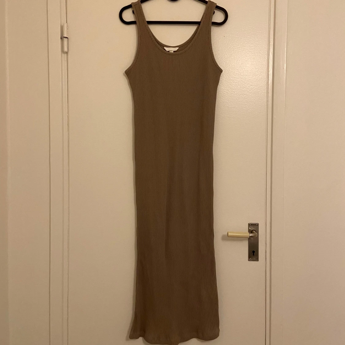 Beige ribbad klänning från H&M