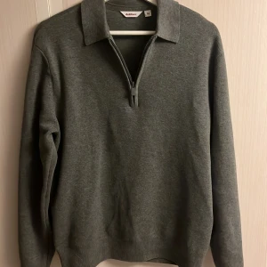 Half zip 100% bomull - ⚠️‼️Helt oanvänd tröja, köpte på mq trodde att jag skulle använda den, slängde kvittot innan jag hade testat den hemma påriktigt och säljer den därför. Köpte den för 799 kr. Mitt pris är diskuterbart‼️⚠️