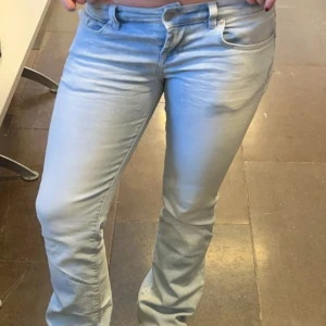 Ljusblå bootcut jeans - Använda en gång, prislappen finns kvar men har åkt av. Dom är slutsålda!