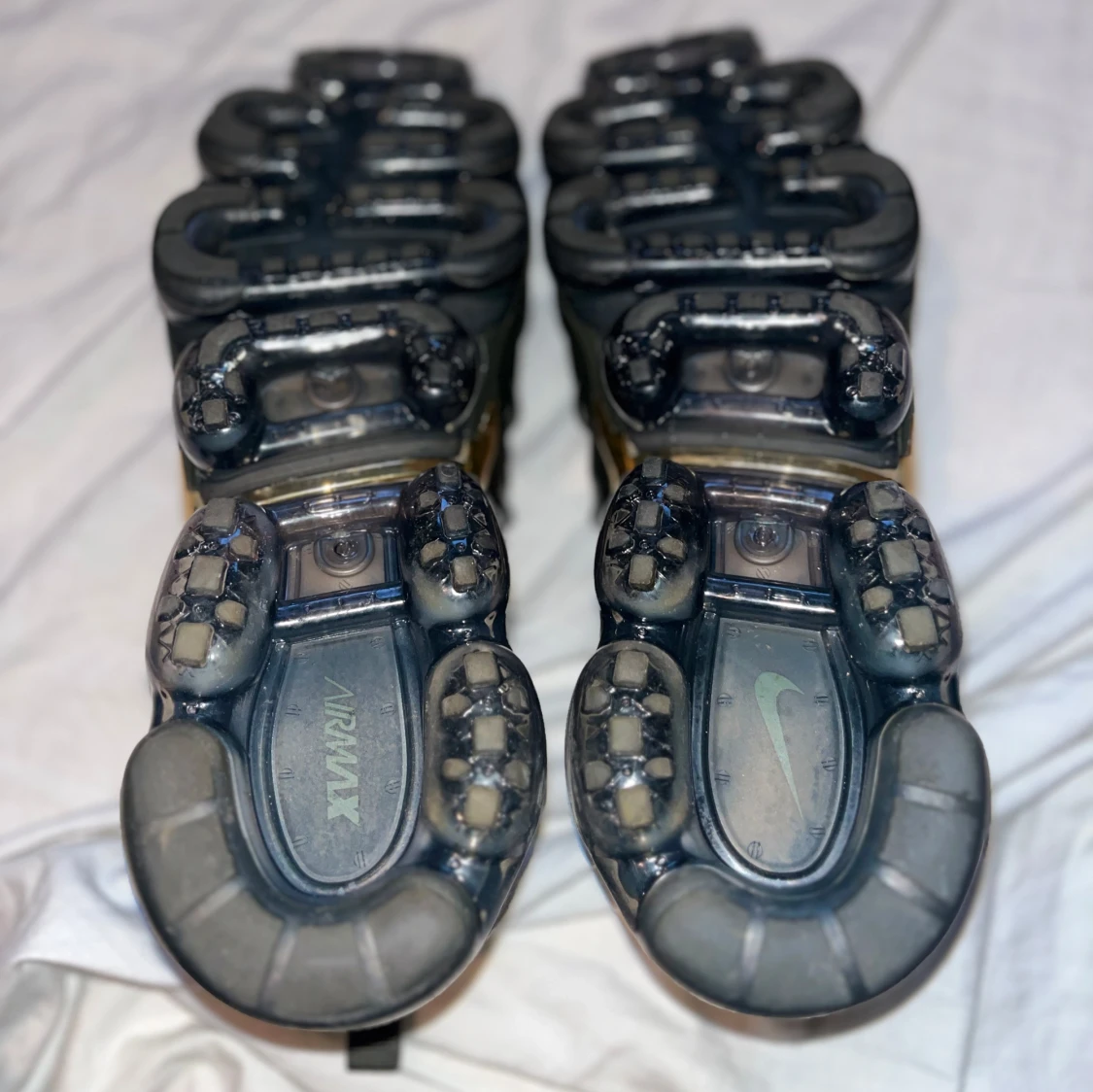 Nike Air Vapormax plus i mörkgrön med guld detaljer - 3