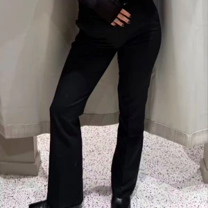 Svarta kostymbyxor, bikbok strl 34 - Snygga svarta byxor från Bik Bok. Utsvängda byxor med fickor, medelhög midja och plats för bälte! Använd väldigt fåtal gånger, Storlek 34