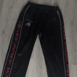 GORILLA WEAR (FÖRST TILL KVARN) - Helt nya  träningsbyxor från Gorilla Wear           Fick dessa som present men har  ett par stycken redan så kommer ej använda dessa                                Ny pris 599 Storlek S&M