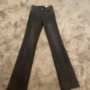 Svarta jeans från ONLY - Snygga svarta jeans från ONLY i storlek XS. De har en klassisk femficksdesign med knapp och dragkedja fram. De är flare och i väldigt bra skick. Passar bra i längden på mig som är 175 cm. De är mid waist. De är från only tall.