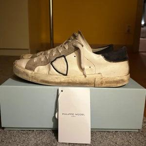 Philippe Model sneakers - As feta Phillipe model skor i storlek 43. Skorna har använts men är fortfarande i bra skick, skulle säga 6,5/10. Box ingår såklart. Hör av er vid fler frågor!