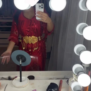 Röd kurdisk klänning - Jätte vacker kurdisk klänning som går att använda vid alla tillfällen, har bara använt en gång på newroz men den är i nytt skick!  Det är ett spänn åt band bakom klänningen så den passar för er som har XS till L✨klänningen var rätt så dyr då den är egen sydd med bra kvalitet så priset jag lägger är rimligt men pris kan diskuteras vid snabb affär!