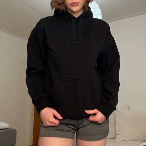 Svart hoodie - Svart hoodie som passar storlek S/M