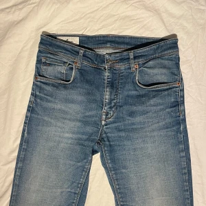 Blå jeans från J.Lindeberg - Tjena säljer nu ett par snygga blå jeans från J.Lindeberg då de blivit för små. De har en modern passform och är perfekta för en stilren look. Tillverkade i slitstarkt denim. Dem är storlek 31/32 men sitter relativt tajt så tror det hade funkat med nån storlek mindre också. Skriv vid frågor👍🏼