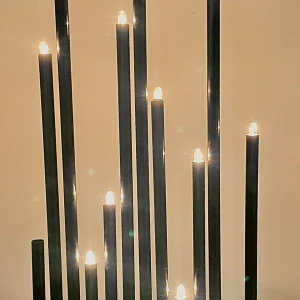 Svart ljusstake från Gnosjö Konstsmide - Elegant svart ljusstake med 13 ljuskällor från Gnosjö Konstsmide. Perfekt för att skapa en mysig atmosfär i hemmet. Ljusstaken har en modern design med olika höjder på ljusen, vilket ger ett stilrent intryck.