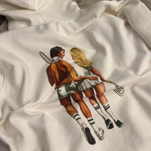 Nikben hoodie - Aldrig använd så jag inte känner att d min stil,  Oversized, sitter som M-L Prislapp finns med. Nypris 1400