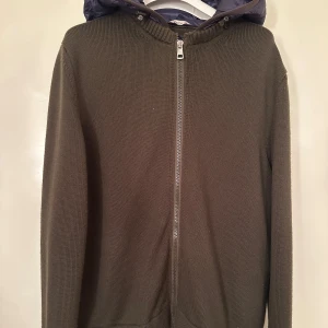 Moncler cardigan  - Moncler cardigan färg: khaki grön. Super skick. Storlek M. Pris 3190kr. 