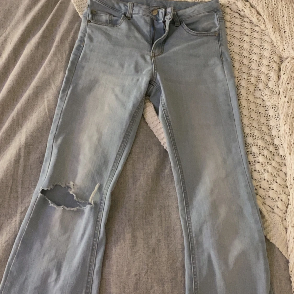 Ljusblå jeans med hål - 3