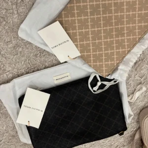 MALENE BIRGER - Helt ny malene Birger, endast beiga kvar! Kommer med tillhörande band och dustbag🤍