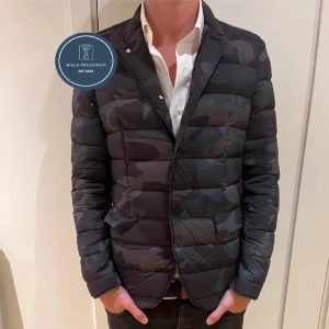 Camouflage jacka zadig & voltaire - Jacka i camouflage från zadig & voltaire. Perfekt för att hålla värmen med stil. Original pris ligger på runt 3500+. Passar en runt 175.