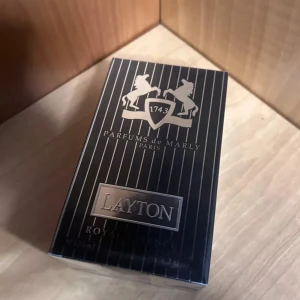 Layton Parfym från Parfums de Marly - Exklusiv parfym från Parfums de Marly, Layton 🍊🍁 Premium lukt. Fraktar över hela Sverige 🌍🇸🇪.   Oöppnad paket 🔝