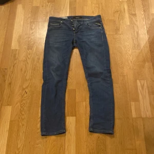 Replay jeans - Säljer ett par replay jeans då de är för små för mig, bra skick, endast en liten fläck som nästan inte syns alls. Självklart är pris diskuterbart