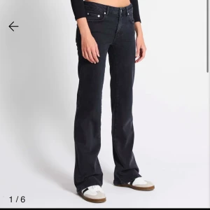 Svarta bootcut jeans - Svarta/gråa bootcut jeans från lager 157. Knappt använda. Ny pris 400kr. Säljer för 250kr.  200kr vid SNABB affär