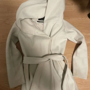 Kappa Amisu - Beige kappa. 