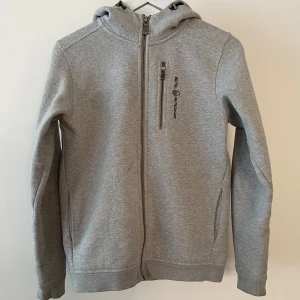 Sail Racing zip hoodie  - Säljer en Sail Racing zip hoodie i mycket bra skick. Nypris 999 kr. 🩷