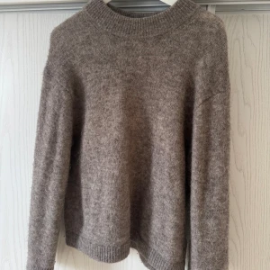 Beige ulltröja från H&M - Mysig beige tröja från H&M i en blandning av ull och alpacka. Perfekt för kyliga dagar💕jag är runt 167 och har oftast S/36 i tröjor.