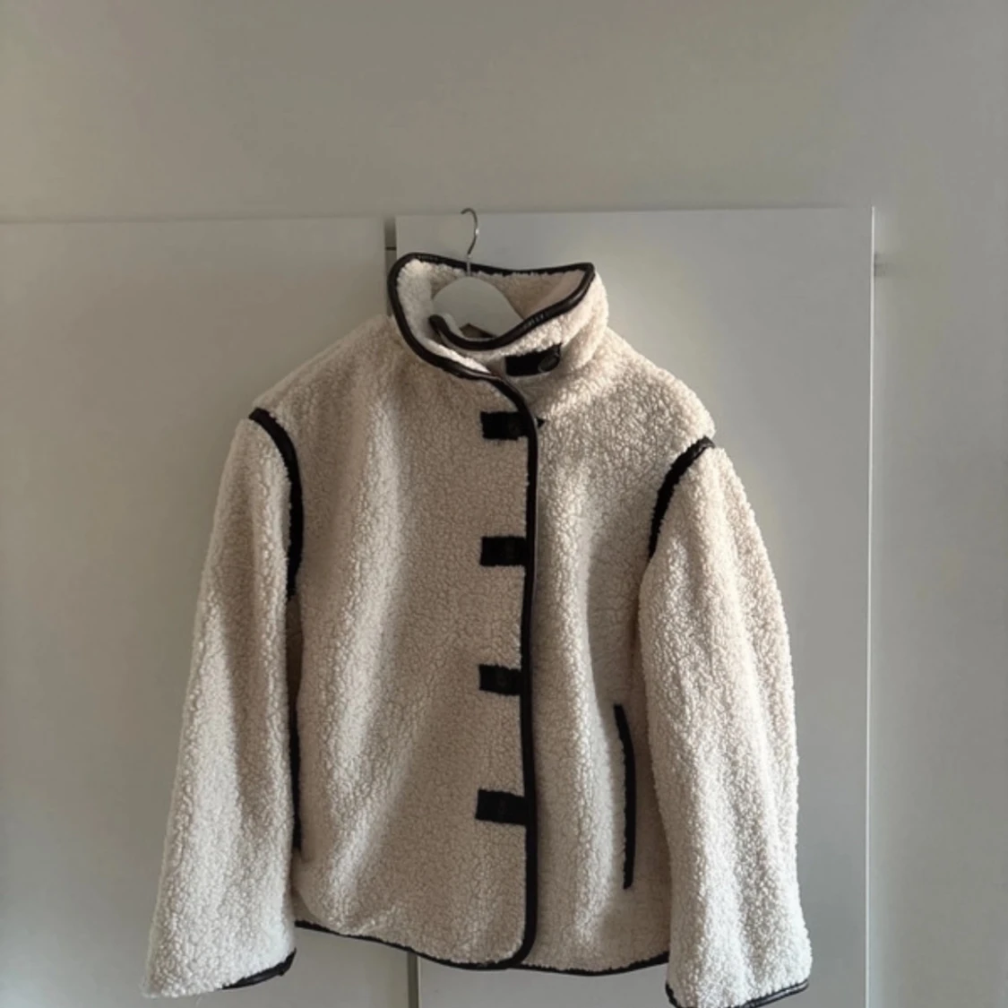 teddyjacka med svarta detaljer hm - 91