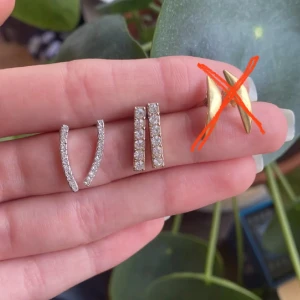 Olika små örhängen - 10kr/par. Mängdrabatt. Skicka medel för bättre bilder. Om du vill ha ett par skriv så lägger jag upp dem i en egen annons!