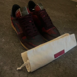 Valentino Rockrunner  - Valentino Rockrunner storlek 43 skick 8/10 Fräsha dojor som passar nu till vintern även våren . Pris 2200 Dustbag följed med. Skorna är sjävklart äkta med😀  Skickar även med ett röd bälte så går att matcha med
