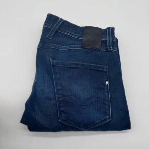 REPLAY ANBASS HYPERFLEX  - - Replay anbass hyperflex - Slim fit passform - Storlek W31/L32 - Nypris runt 1800kr -  Deluxecloset