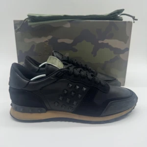 VALENTINO ROCKRUNNERS - - Valentino Rockrunners- Skick: 8/10 - Tillbehör: Enbart skorna - Storlek 41,5 sitter som 42 - Nypris ca 7500kr - DeluxeCloset