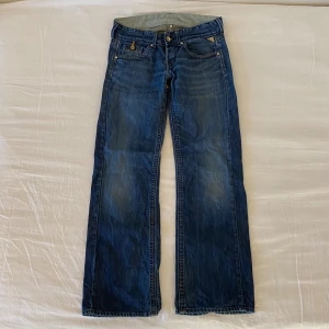 G-rise långmidjade vintage Replay jeans - Storlek W28L32. Mycket lågmidjade! Mått: midja 40-41x2, innerben 81-82 cm. Slitage längst ner på baksidan (se bild 2) men i övrigt mycket bra skick! 💋