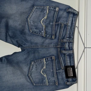 Lågmidjade jeans - Supersnygga lågmidjade jeans, storlek 38 men skulle passa 34 och 36 mer. Raka i modellen. Dom är som nya 🫶 Säljer då dom är för små för mig