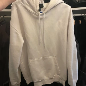 Hoodie - En basic hoodie från h&m i storlek s. Den är använd men i bra skick.