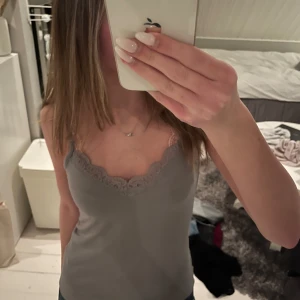 Topp - Jätte fint linne som funkar bra till allt! 