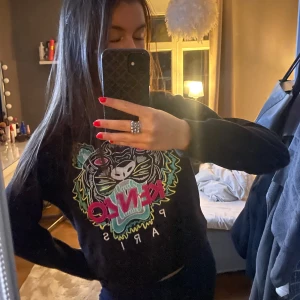 Svart Kenzo tröja  - Snygg svart tröja från Kenzo med ett färgglatt tryck på framsidan. Använd fåtal gånger. Storlek S💚