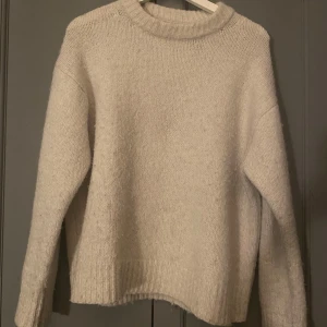 Vit stickad tröja  - 🤍