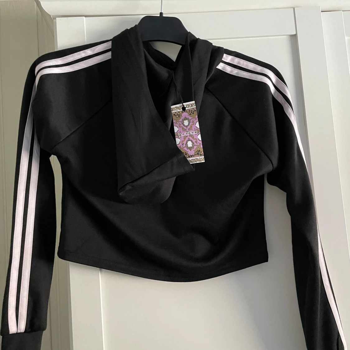 Svart croppad hoodie från Boohoo