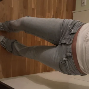 Grå bootcut jeans - Snygga grå bootcut jeans från Gina tricot. Säljer för att de är för stora för mig. 