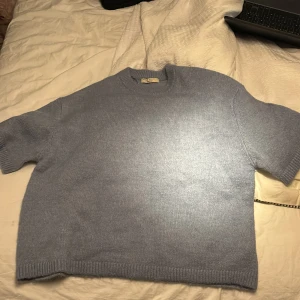 Ljusblå stickad tröja från Gina Tricot - Säljer en ljusblå stickad tröja från Gina Tricot. Tröjan har korta ärmar och en rund halsringning. Perfekt för en avslappnad stil. Den är ljusare i verkligheten.💗💝