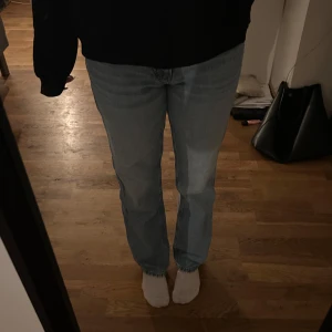 Jeans - Blåa jeans från lager 157, lågmigjade och raka (icon modell enligt lager 157), har ett hål i bakfickan som man kan se på sista bilden