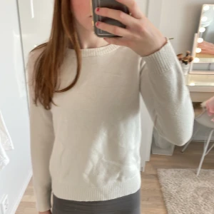 Vit tröja från VILA - Säljer en stilren vit tröja från VILA i storlek XS. Tröjan har en rund halsringning och långa ärmar. 