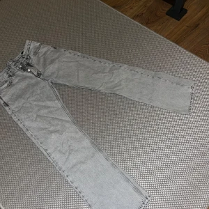 Grå jeans från Hope - Gråa Hope Rush Jeans i toppskick! Byxorna har använts vardagligen men har inga hål, slitage eller fläckar. Säger därför att skicket är 8/10. Storlek 30, sitter bra på mig som har storlek 29-30 i midja och 32 i längd.