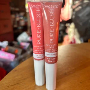 Pure Blush från Technic! - Pure Blush matte blusher wands "Hearts afire" & "Peach Paradise". 2 x 12 ml. Nya och plomberade. 