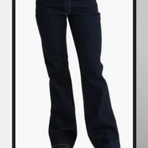 Mörkblå bootcut jeans - Säljer min A brand 99 boot cut jeans i en fin mörkblå jeans färg. Dem är sparsamt använda och därför behållt sin mörka färg och fina passform. Jeansen är lågmidjade och perfeka för en stilren look💕💕🙌🏼 W26 och längd 32. Säljer för 450 och nypris är 999 kr. 